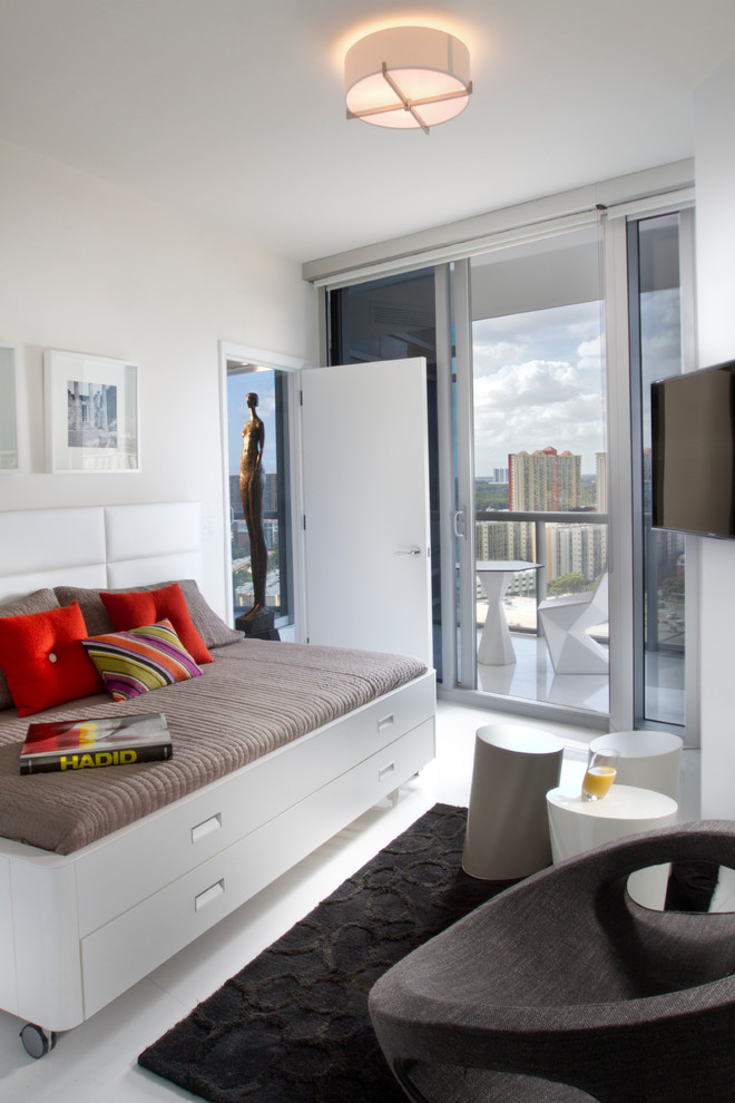 На фото: гостевая спальня (комната для гостей) в современном стиле с белыми стенами без камина с