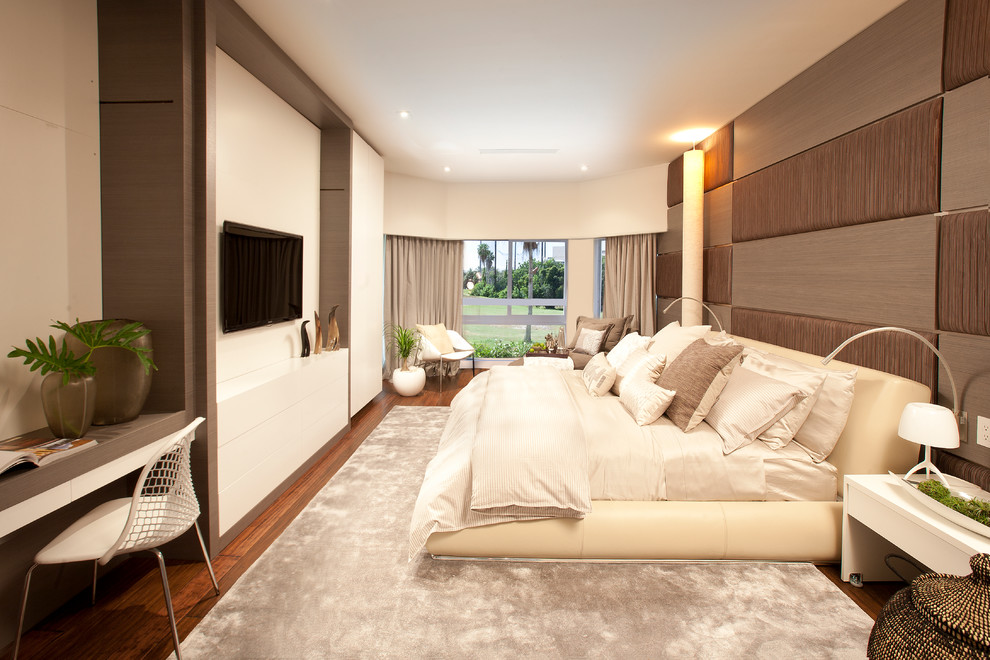 Klassisches Schlafzimmer mit beiger Wandfarbe und braunem Holzboden in Miami