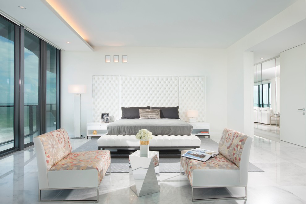 Imagen de dormitorio principal contemporáneo extra grande con paredes blancas y suelo de mármol