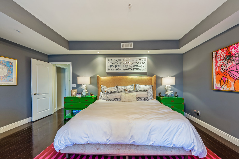 Ejemplo de dormitorio principal ecléctico grande sin chimenea con paredes grises y suelo de madera oscura