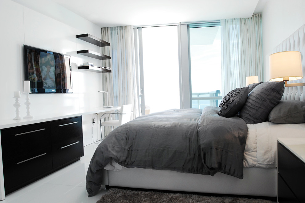 Foto de dormitorio televisión contemporáneo con paredes blancas