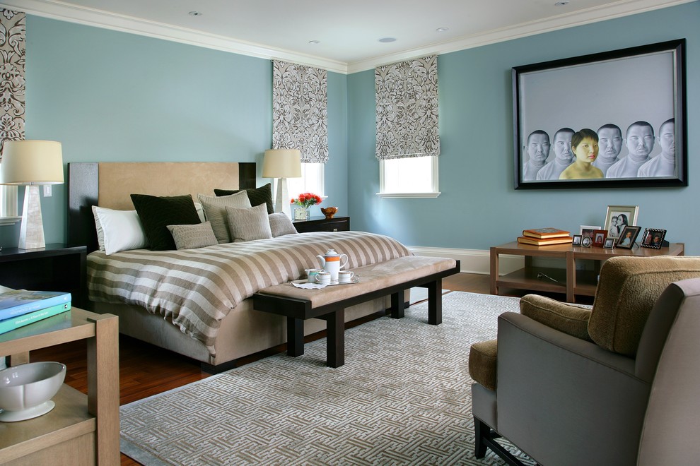 Foto på ett funkis sovrum, med blå väggar