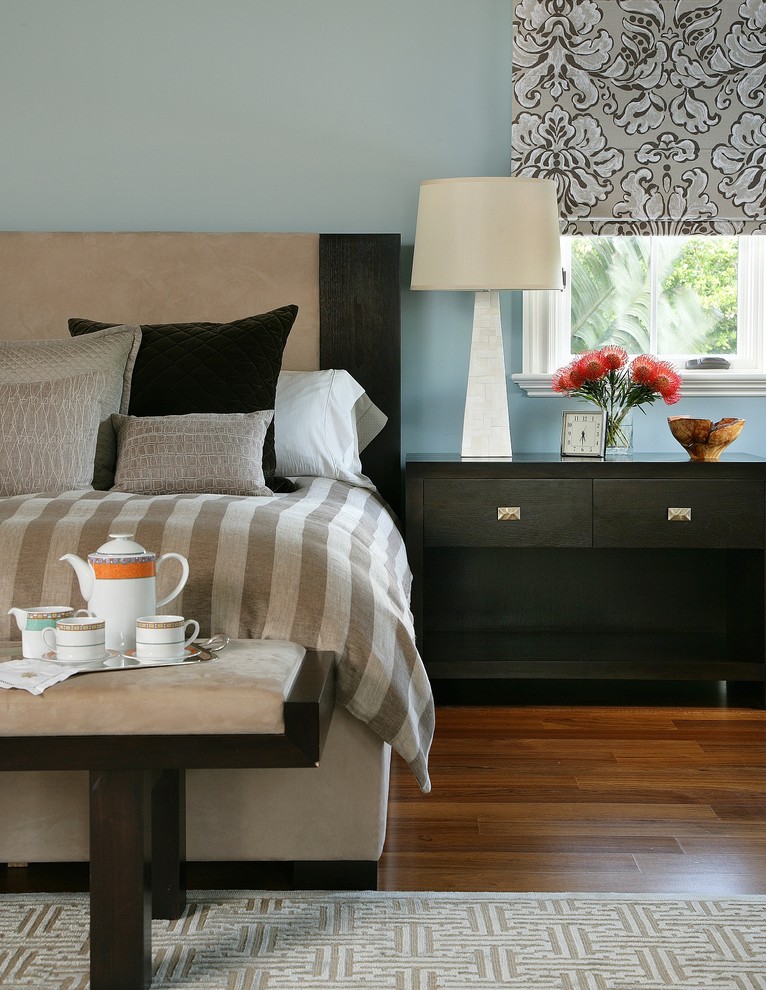 Immagine di una camera da letto minimal con pareti blu