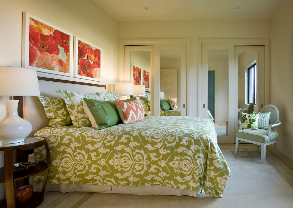 Foto de habitación de invitados contemporánea de tamaño medio con paredes blancas, moqueta y suelo beige