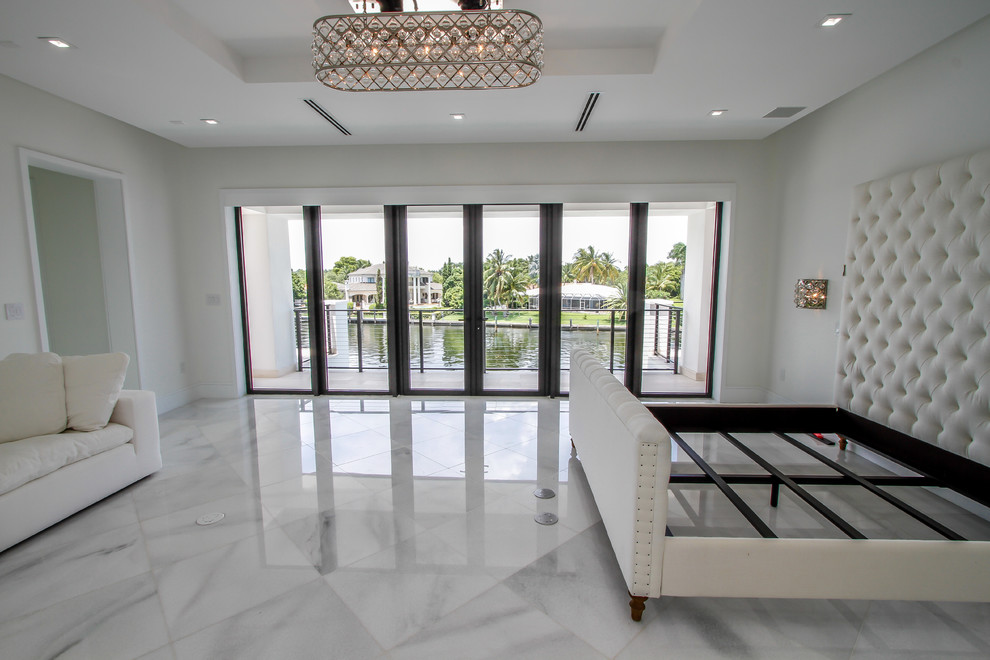 Imagen de dormitorio principal minimalista grande sin chimenea con paredes blancas, suelo de mármol y suelo blanco