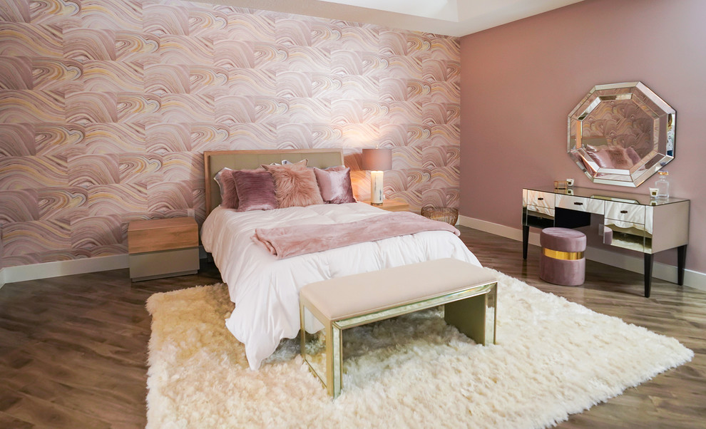 マイアミにある広いモダンスタイルのおしゃれな主寝室 (ピンクの壁、無垢フローリング、茶色い床) のレイアウト