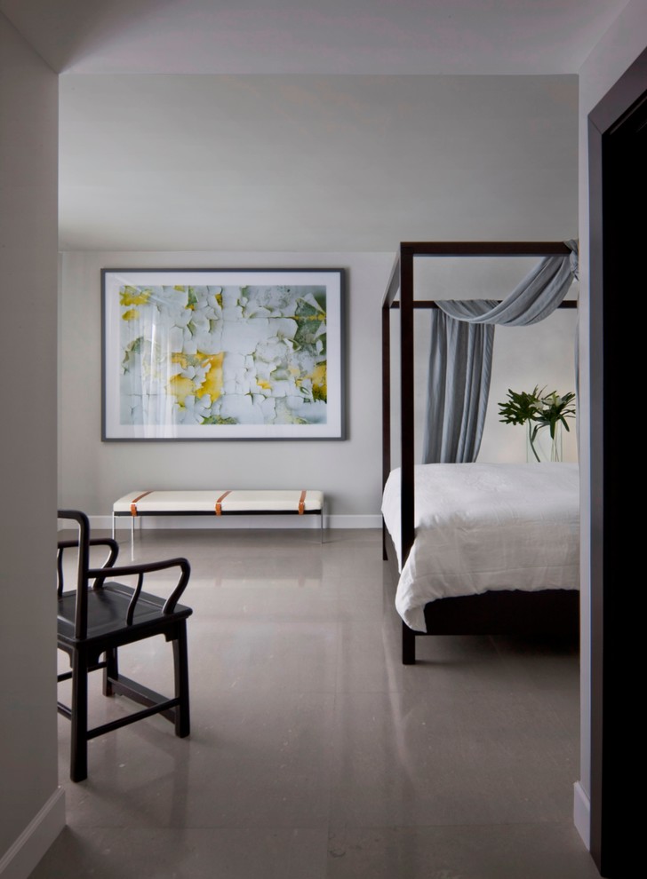 Foto de dormitorio principal minimalista grande con suelo de mármol, paredes grises y suelo beige