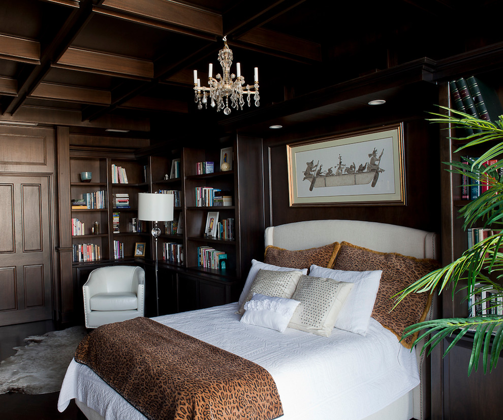 Идея дизайна: гостевая спальня среднего размера, (комната для гостей) в классическом стиле с коричневыми стенами и темным паркетным полом без камина