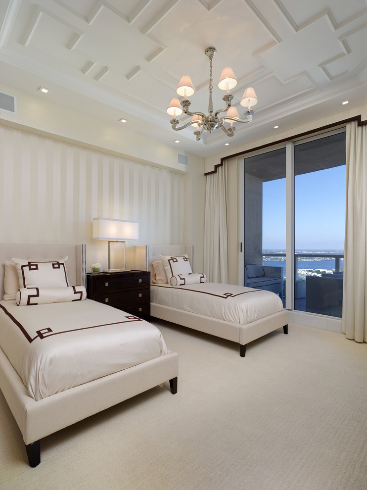 Foto de dormitorio tradicional renovado grande con paredes blancas y suelo de mármol