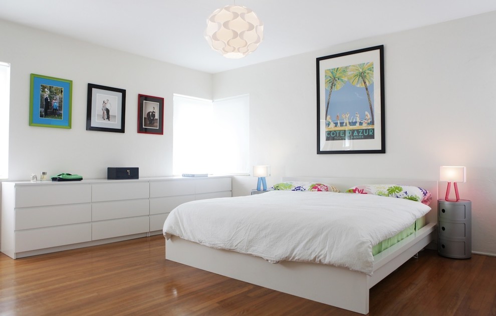 Modernes Schlafzimmer mit weißer Wandfarbe und braunem Holzboden in Miami
