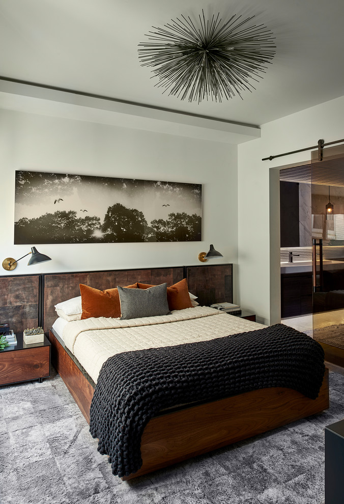 На фото: спальня в современном стиле с белыми стенами, ковровым покрытием и серым полом
