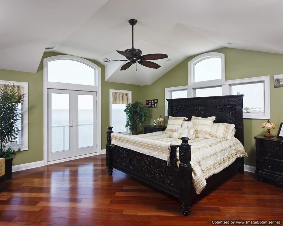 Foto de dormitorio principal tradicional grande con paredes verdes y suelo de madera en tonos medios
