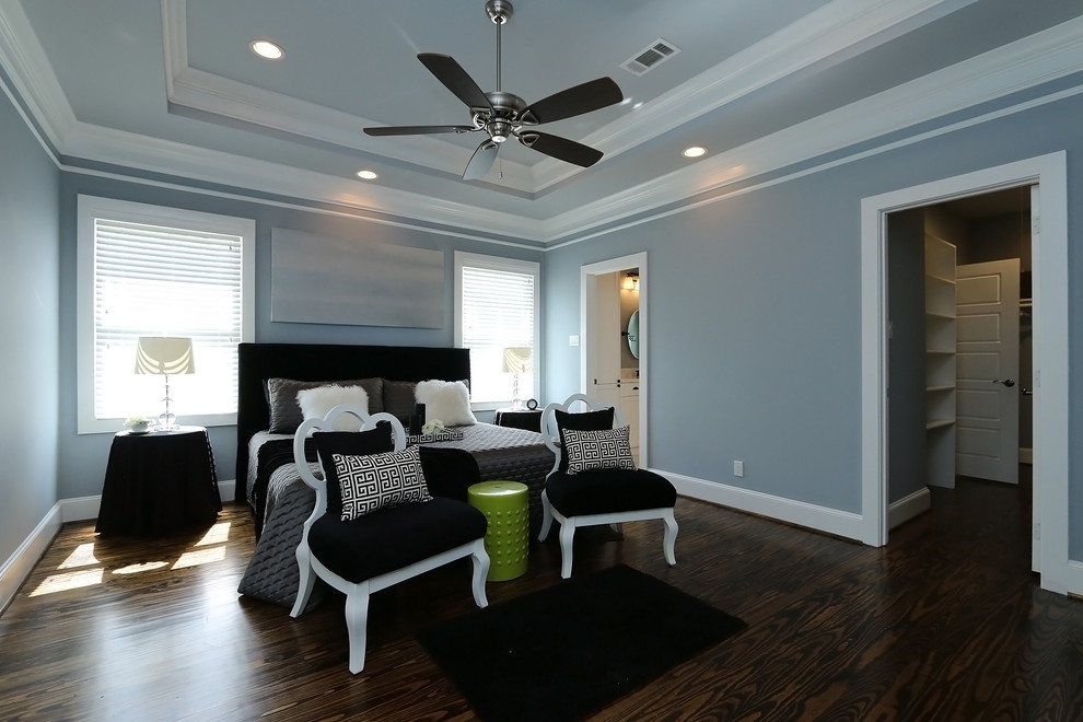 Mittelgroßes Rustikales Hauptschlafzimmer ohne Kamin mit blauer Wandfarbe und dunklem Holzboden in Houston