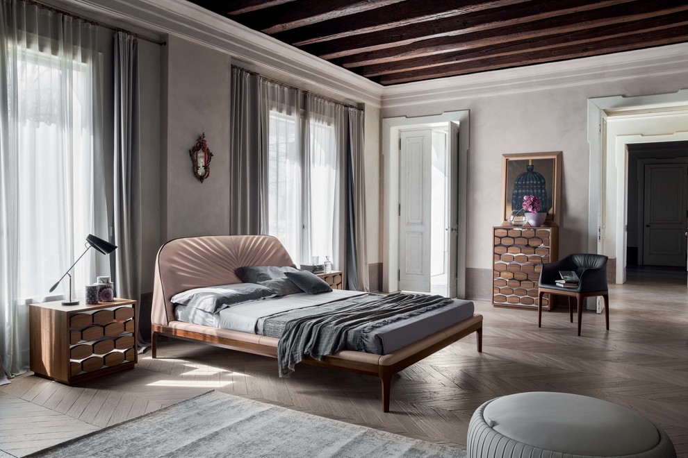 Источник вдохновения для домашнего уюта: большая хозяйская спальня в современном стиле с коричневым полом, бежевыми стенами и паркетным полом среднего тона
