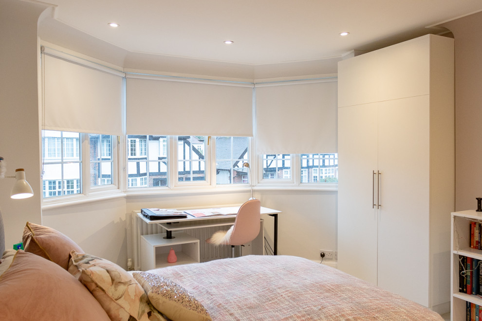 На фото: спальня среднего размера в стиле фьюжн с серыми стенами, ковровым покрытием и серым полом