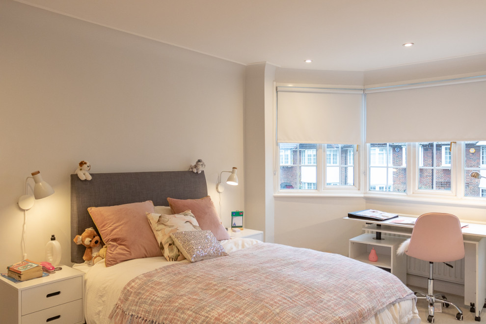 Mittelgroßes Stilmix Schlafzimmer mit grauer Wandfarbe, Teppichboden und grauem Boden in Surrey
