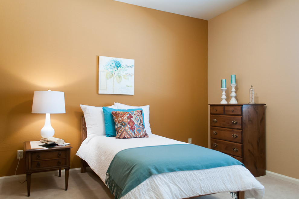 Идея дизайна: большая гостевая спальня (комната для гостей) в стиле неоклассика (современная классика) с оранжевыми стенами, полом из керамогранита и коричневым полом