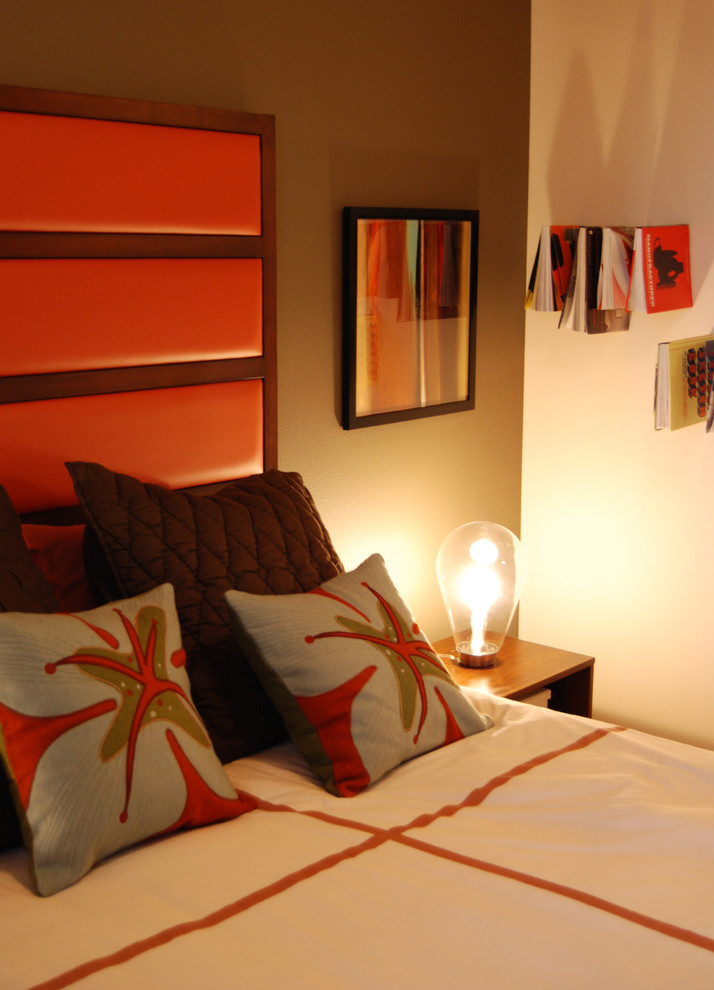 Idee per una camera da letto tropicale con pareti marroni