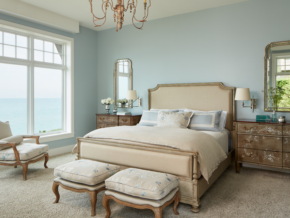 Idee per una camera matrimoniale stile marinaro di medie dimensioni con pareti blu, moquette, nessun camino e pavimento beige