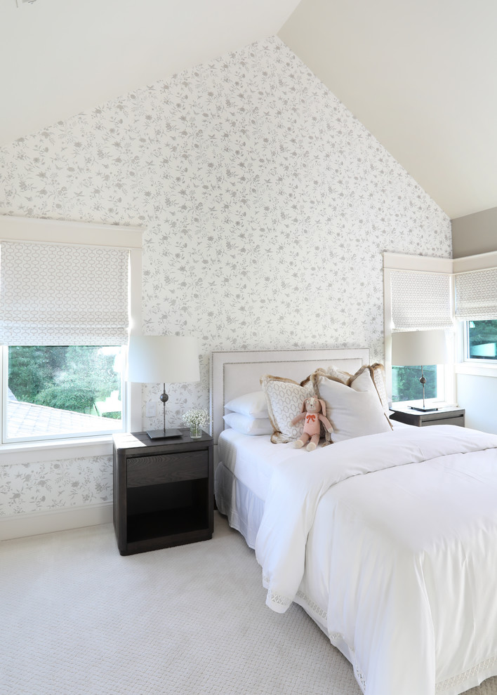 Ejemplo de habitación de invitados de estilo de casa de campo de tamaño medio con paredes grises, moqueta y suelo beige