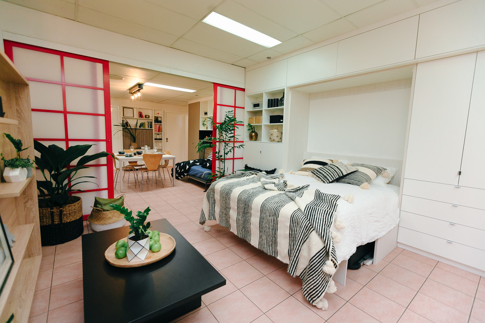 Пример оригинального дизайна: маленькая хозяйская спальня в стиле модернизм с полом из керамической плитки для на участке и в саду
