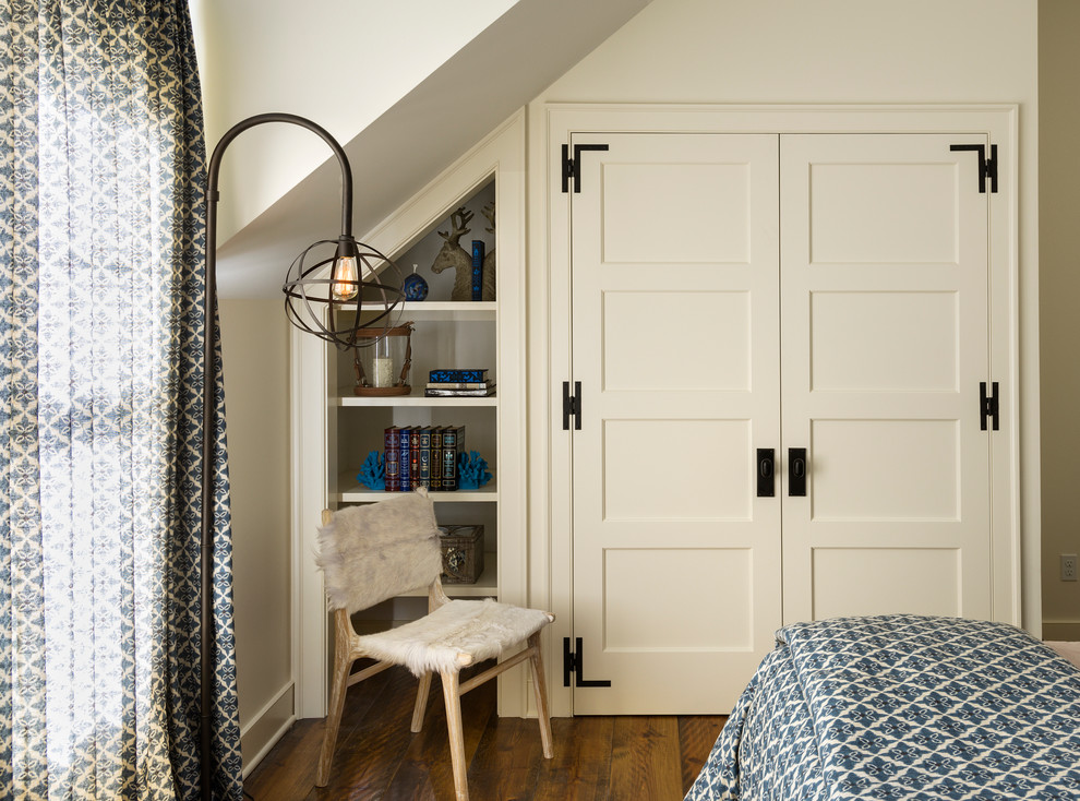 Réalisation d'une chambre champêtre avec un mur blanc et parquet foncé.