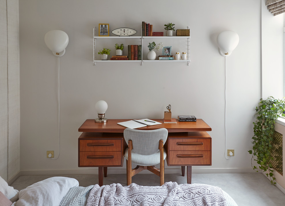 ロンドンにある小さな北欧スタイルのおしゃれな主寝室 (白い壁、カーペット敷き) のインテリア