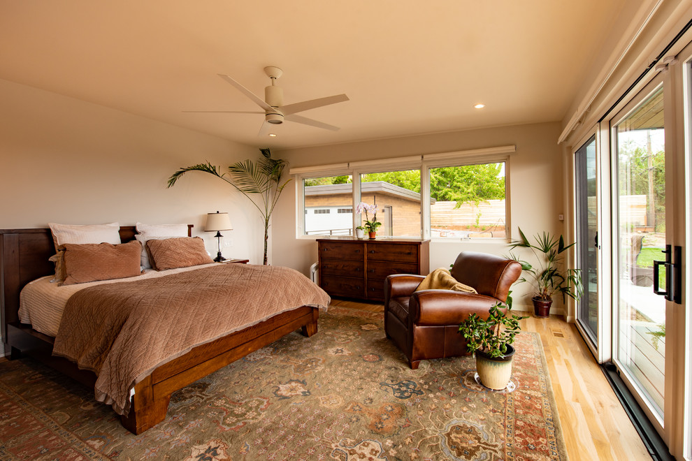 Mittelgroßes Hauptschlafzimmer ohne Kamin mit grauer Wandfarbe, hellem Holzboden und braunem Boden in Salt Lake City