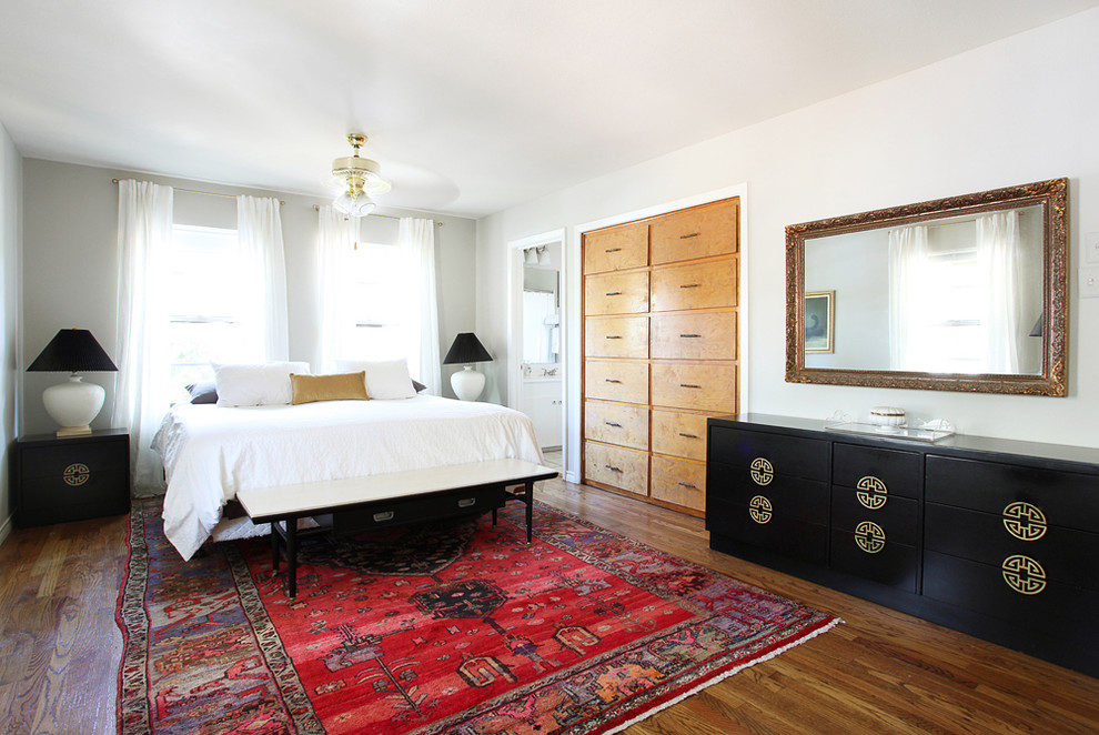 オースティンにあるミッドセンチュリースタイルのおしゃれな寝室 (濃色無垢フローリング、ペルシャ絨毯)