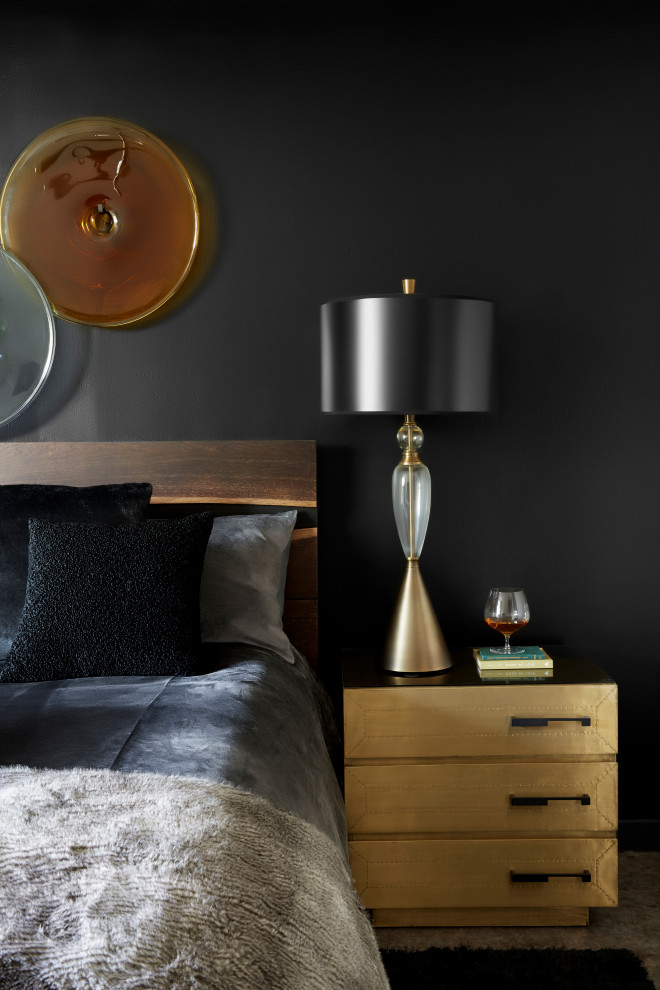 Свежая идея для дизайна: хозяйская спальня среднего размера в стиле ретро с разноцветными стенами, ковровым покрытием и серым полом - отличное фото интерьера