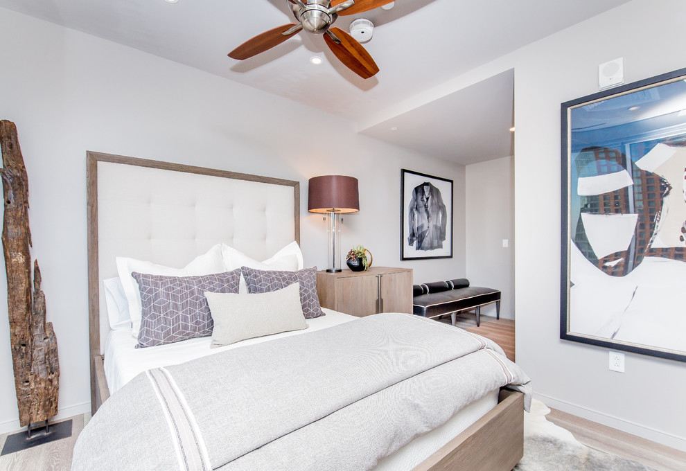 Стильный дизайн: гостевая спальня среднего размера, (комната для гостей) в современном стиле с белыми стенами и светлым паркетным полом без камина - последний тренд