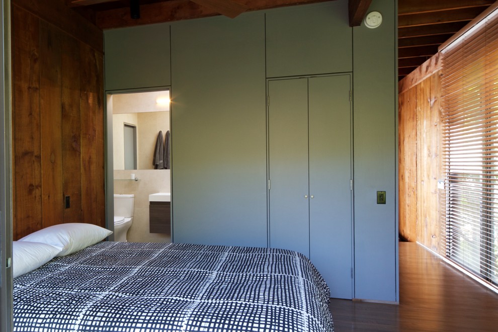 Inspiration pour une petite chambre parentale vintage avec un mur vert, un sol en bois brun, aucune cheminée et un sol marron.