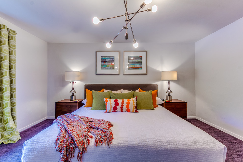 オクラホマシティにある中くらいなエクレクティックスタイルのおしゃれな客用寝室 (白い壁、カーペット敷き、暖炉なし、紫の床) のインテリア
