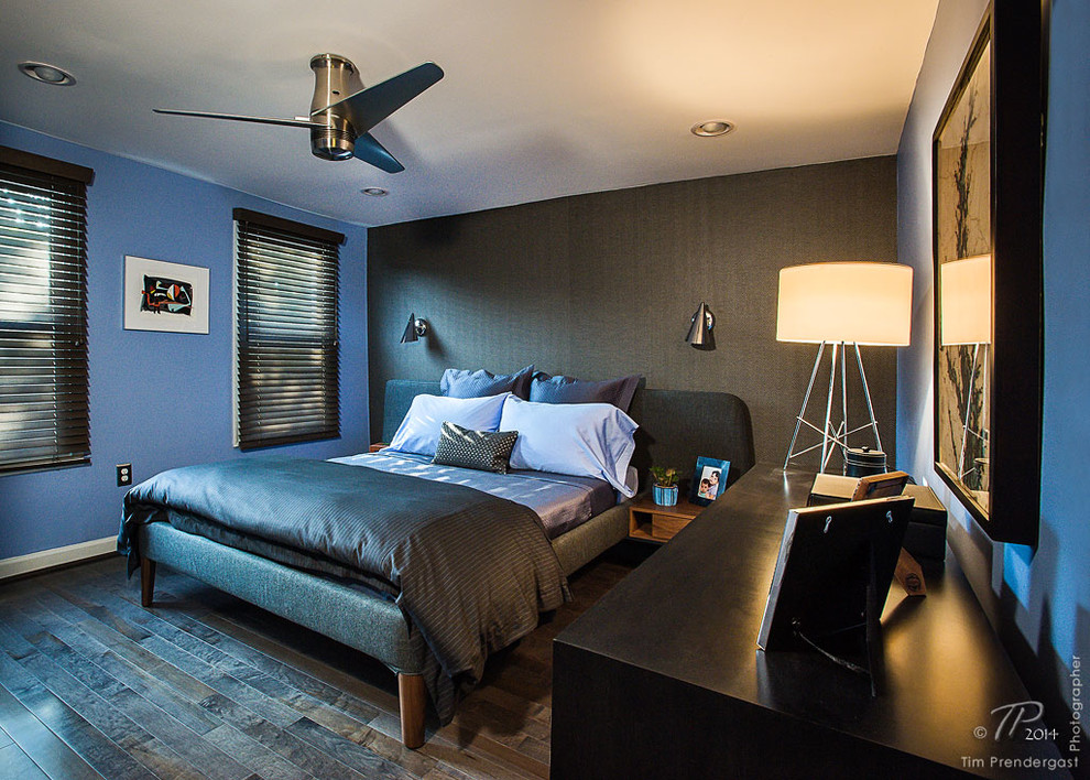 На фото: хозяйская спальня среднего размера в стиле ретро с синими стенами, темным паркетным полом и черным полом без камина