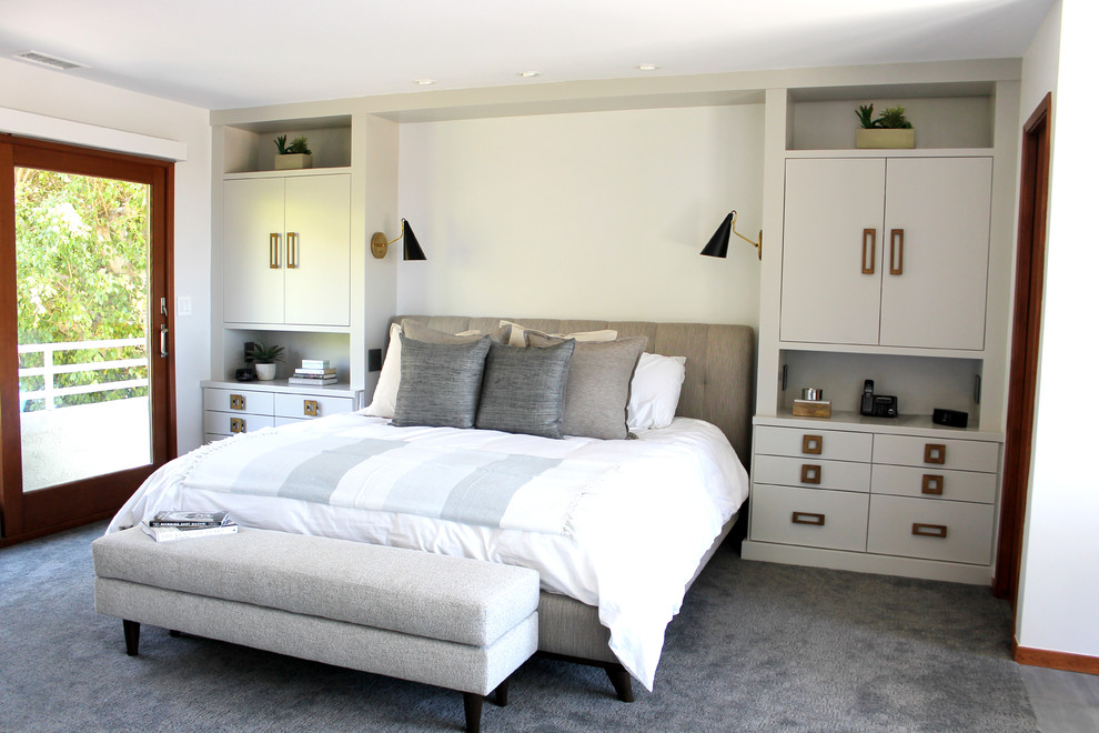 Пример оригинального дизайна: хозяйская спальня среднего размера в стиле ретро с белыми стенами, ковровым покрытием и серым полом без камина