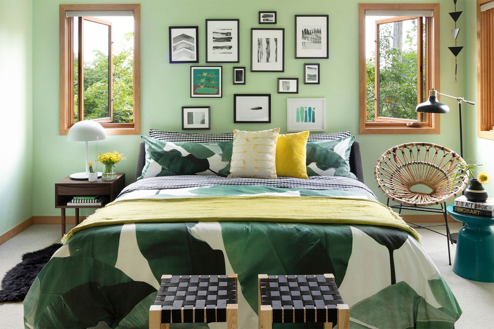 Стильный дизайн: спальня в стиле фьюжн с зелеными стенами, ковровым покрытием и серым полом - последний тренд
