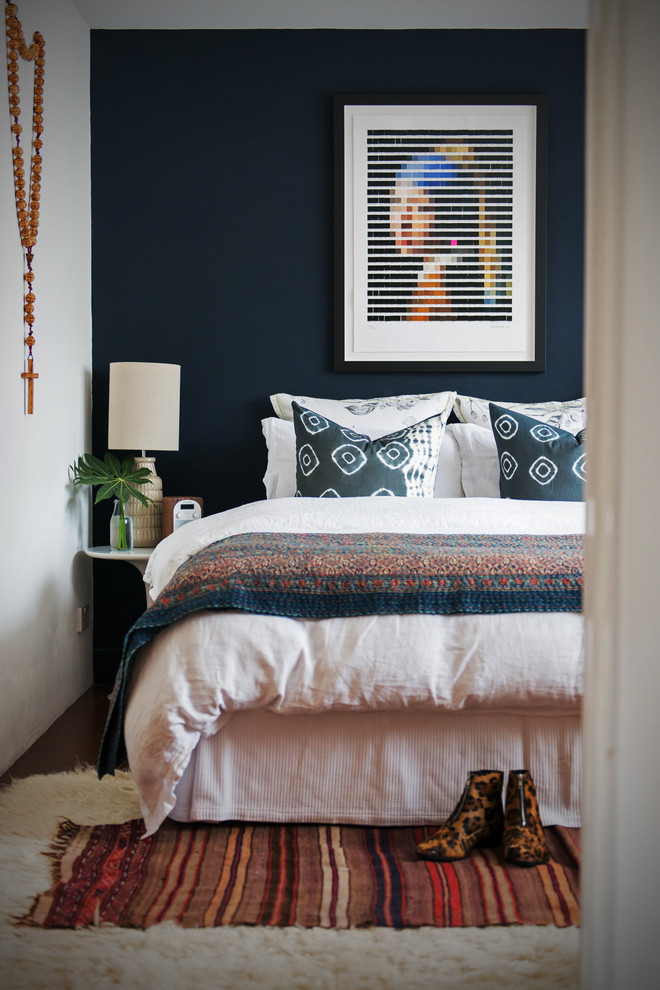 Ejemplo de habitación de invitados bohemia con paredes azules y moqueta