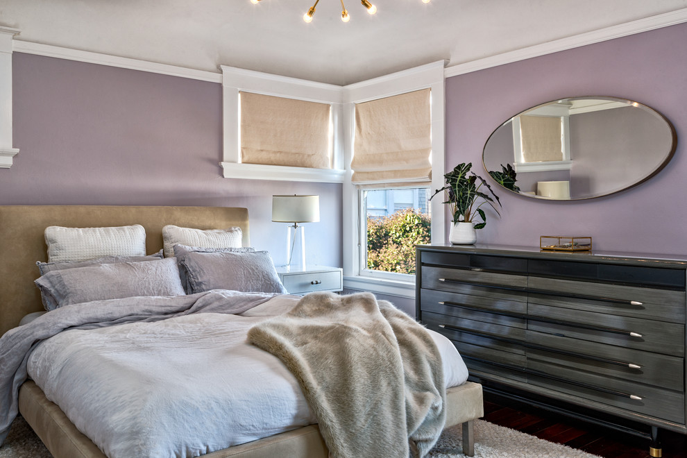 Cette image montre une chambre vintage de taille moyenne avec un mur violet, parquet foncé, aucune cheminée et un sol marron.