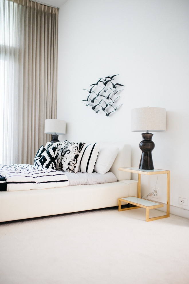Imagen de dormitorio actual sin chimenea con paredes blancas y moqueta