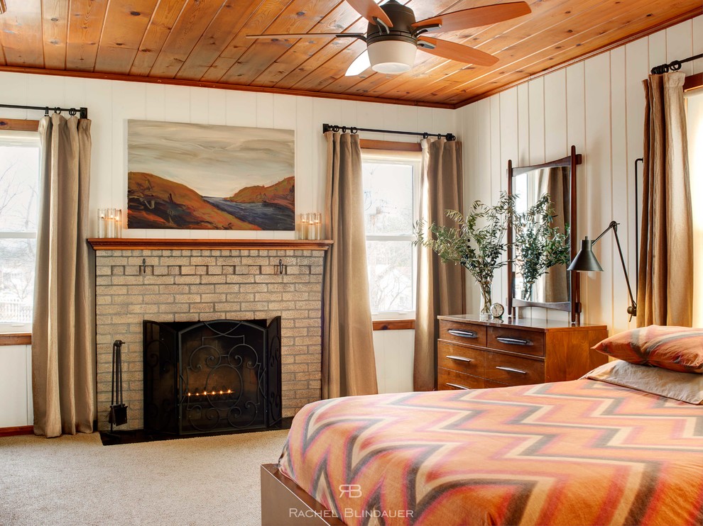 Cette photo montre une chambre tendance de taille moyenne avec un mur blanc, une cheminée standard et un manteau de cheminée en brique.