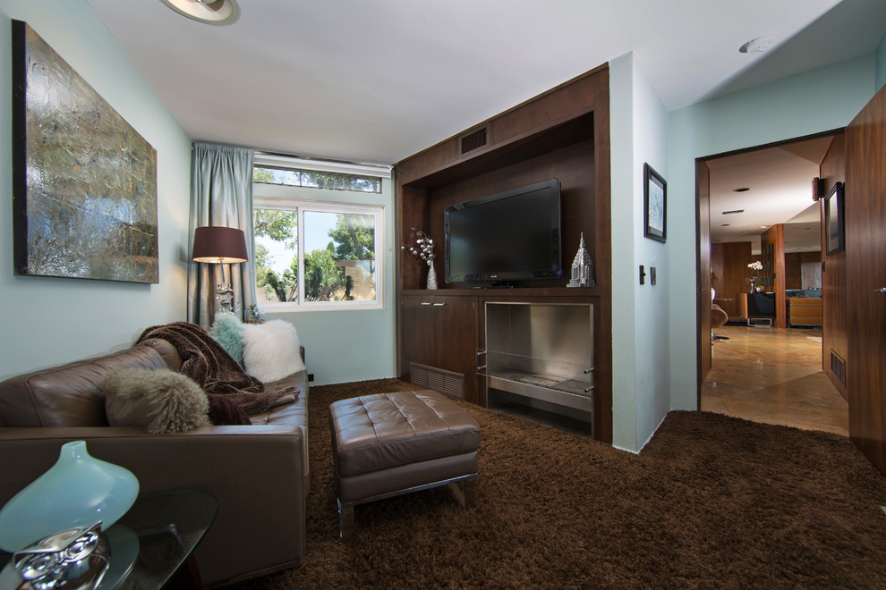 Источник вдохновения для домашнего уюта: огромная хозяйская спальня в стиле ретро с синими стенами, ковровым покрытием, стандартным камином и фасадом камина из дерева