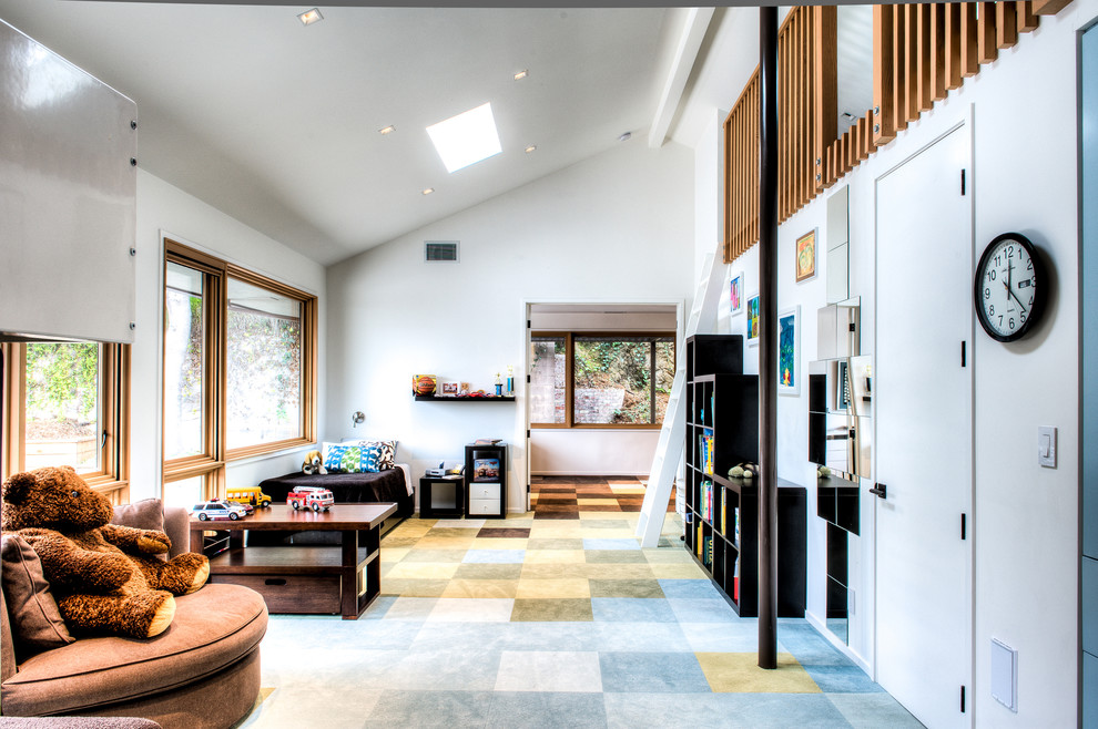 Mittelgroßes Retro Schlafzimmer ohne Kamin, im Loft-Style mit Schieferboden, buntem Boden und weißer Wandfarbe in San Francisco