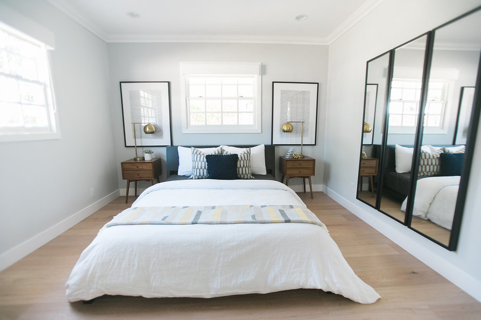 Свежая идея для дизайна: большая гостевая спальня (комната для гостей) в стиле ретро с серыми стенами и светлым паркетным полом без камина - отличное фото интерьера