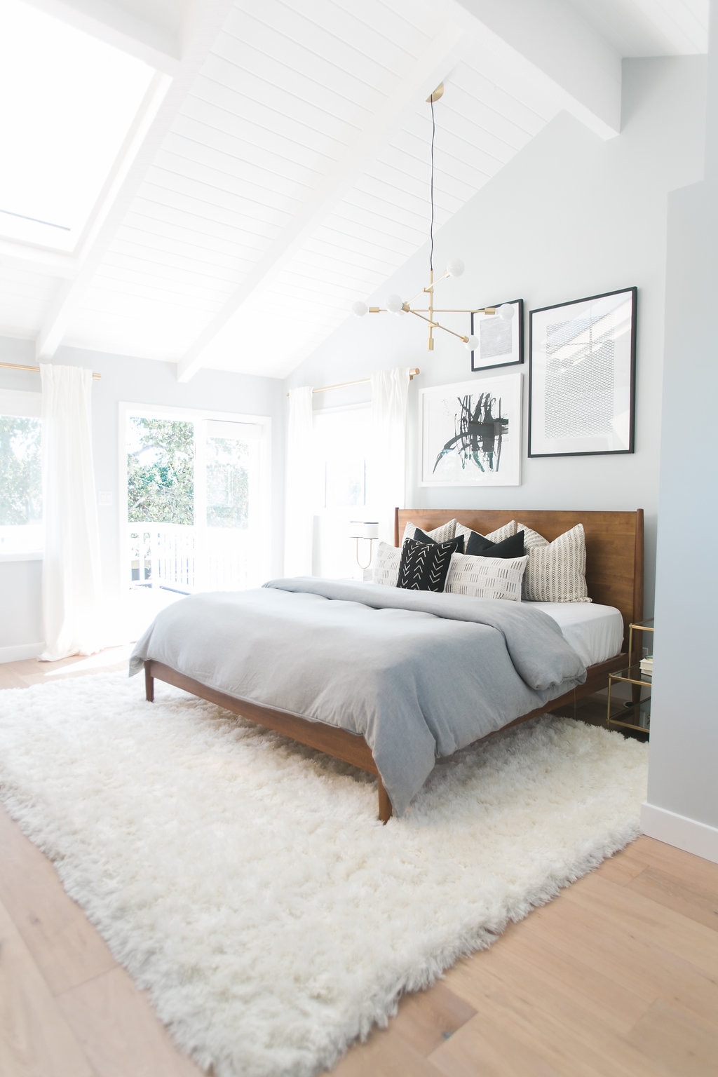 75 Beautiful Light Wood Floor Bedroom, What Color Bedroom Furniture Goes With Light Hardwood Floors