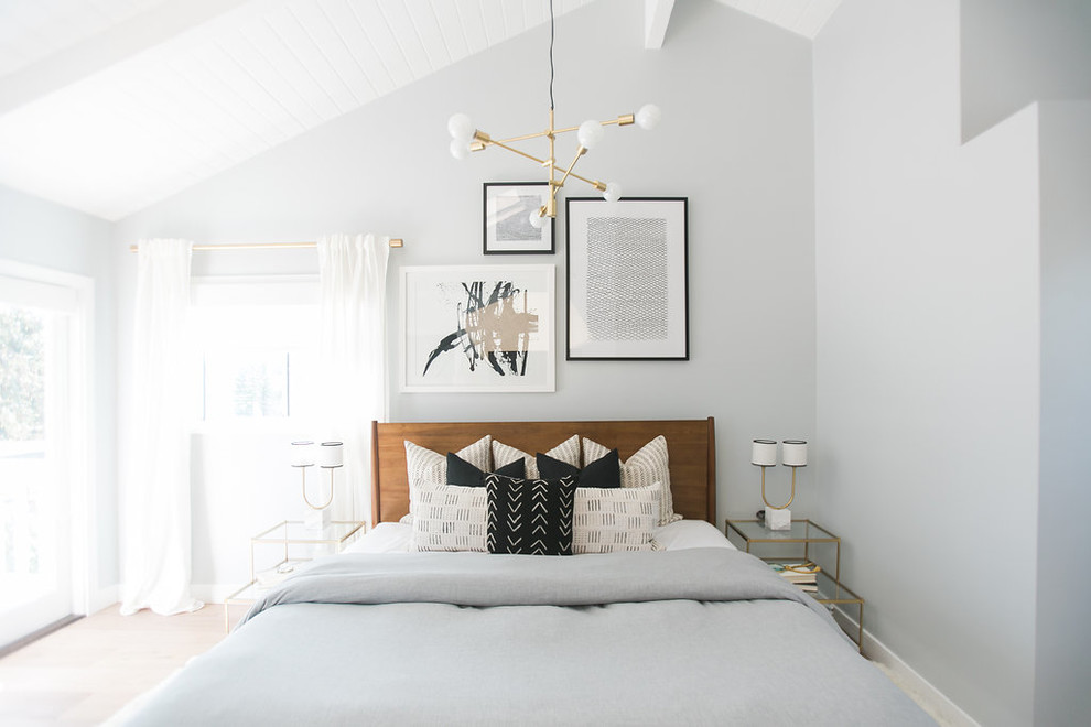 Großes Skandinavisches Hauptschlafzimmer ohne Kamin mit grauer Wandfarbe und hellem Holzboden in Orange County