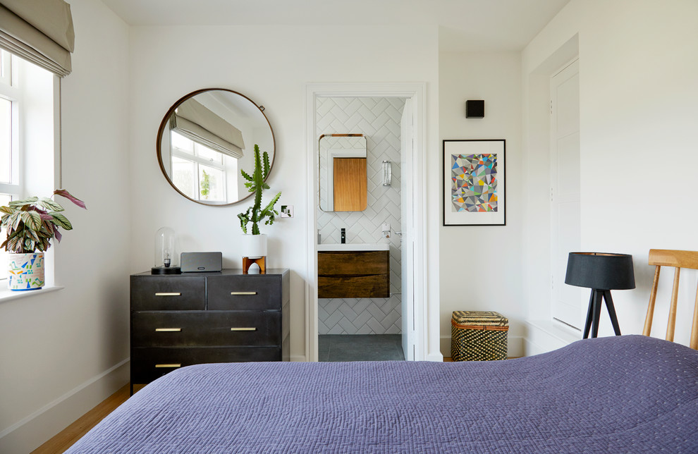 ロンドンにある中くらいなミッドセンチュリースタイルのおしゃれな主寝室 (白い壁、茶色い床、無垢フローリング)