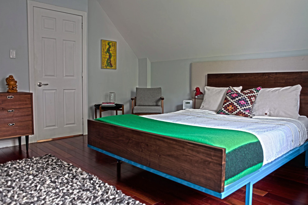 На фото: спальня среднего размера на антресоли в стиле ретро с бежевыми стенами, стандартным камином и коричневым полом