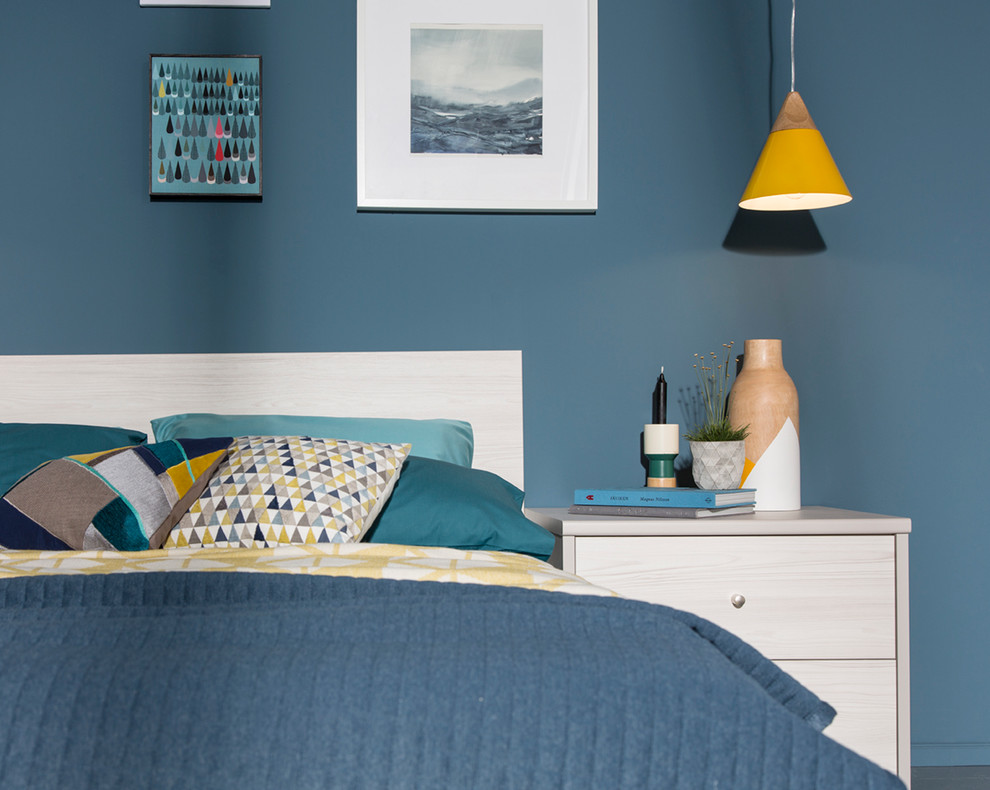 Inspiration pour une chambre d'amis design de taille moyenne avec un mur bleu.