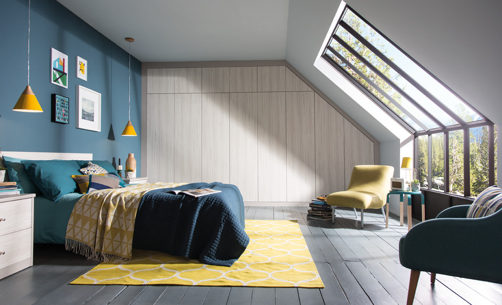ウエストミッドランズにある中くらいなミッドセンチュリースタイルのおしゃれな寝室 (照明、ベッド下のラグ、勾配天井) のレイアウト