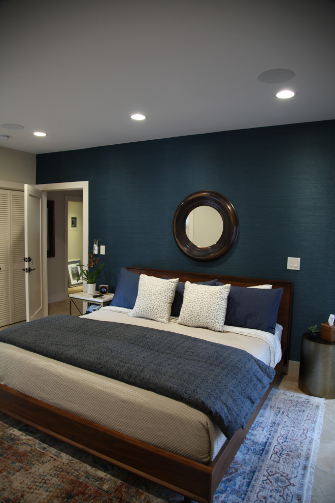 サンフランシスコにある中くらいなミッドセンチュリースタイルのおしゃれな主寝室 (青い壁、カーペット敷き、ベージュの床、壁紙、ベッド下のラグ、白い天井)
